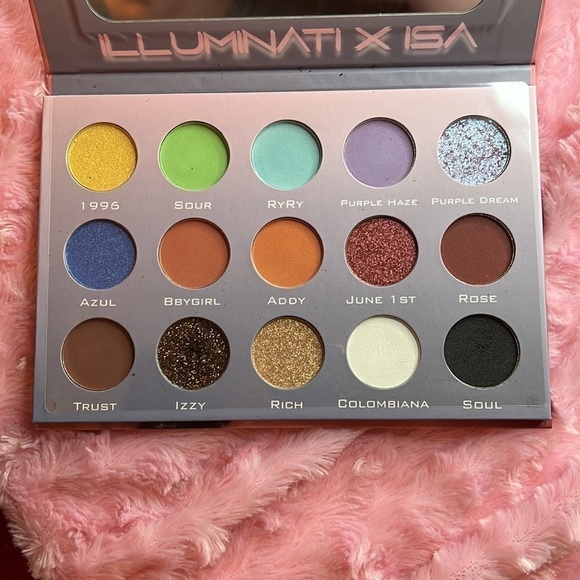 ILLUMINATI Cosmetics x ISA Eyeshadow Palette - Picture 4 of 10